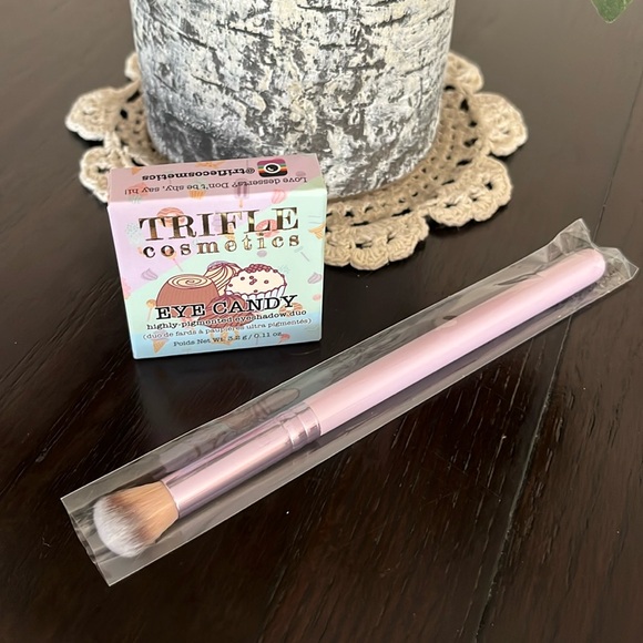 NEW Make Up Bundle Concealer, Beauty Blender, Eye Shadow, Sponge, Butterfly Bag - Picture 7 of 16